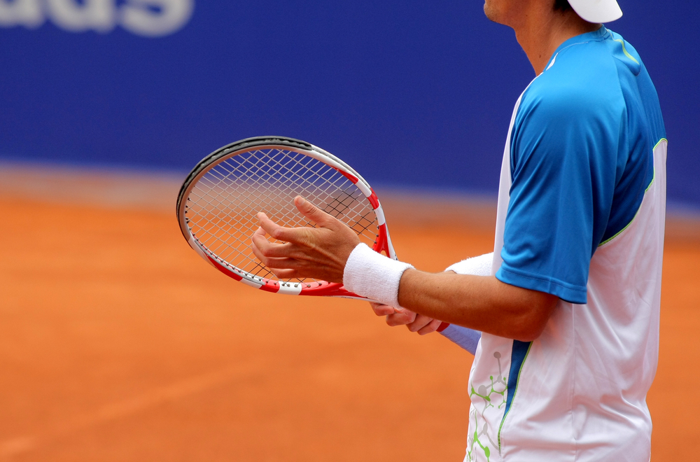 Joueur de tennis tenant une raquette.